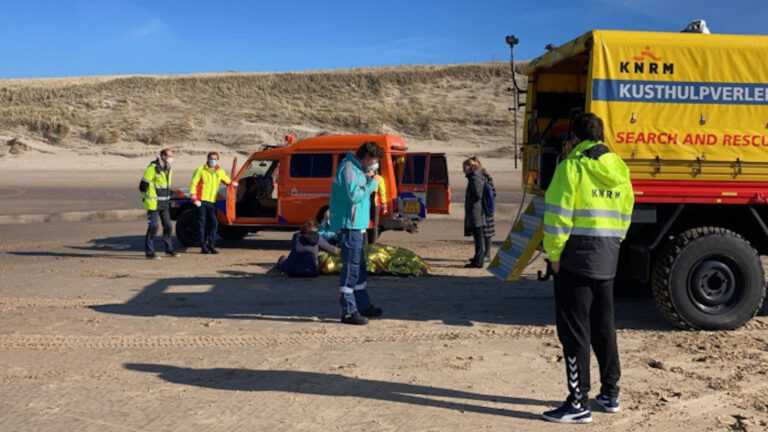 Ruiter komt lelijk ten val op strand bij Egmond-Binnen