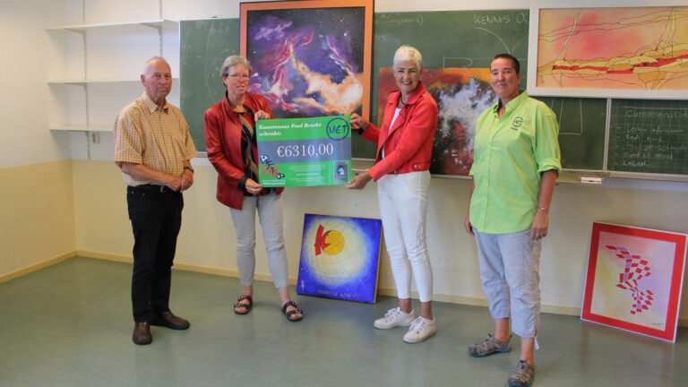 ‘Opa Fred’ geeft cheque van 6.310 euro aan het Heerhugowaardse Noodfonds