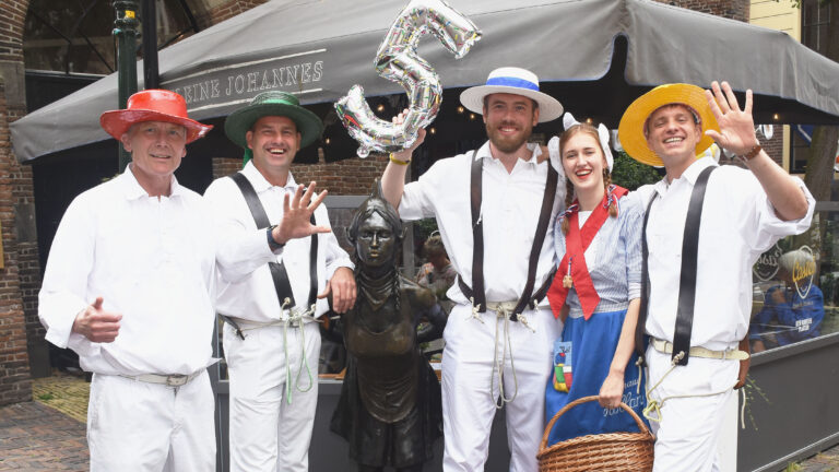 Feestje voor 5-jarig bestaan ‘Kussende Kaasmeisje’