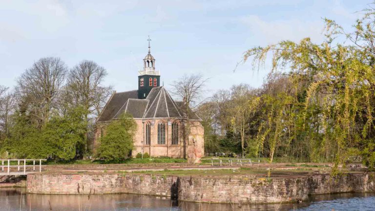 Bevrijdende gedichten en muziek op zomerse zondagavond in Slotkapel Egmond ๐