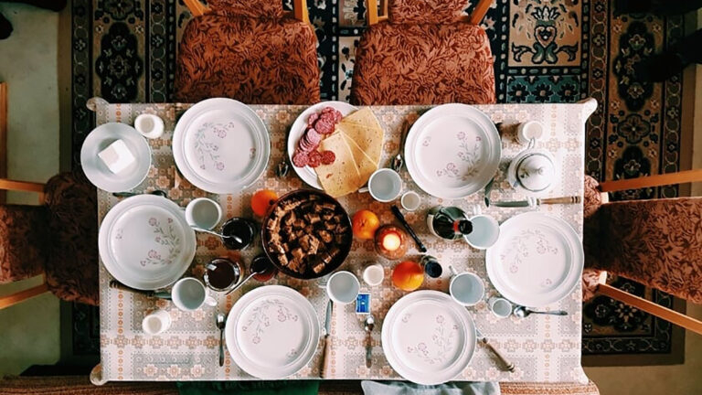 Aanschuiftafel Egmond aan den Hoef zoekt nieuwe vrijwilligers die van koken houden π