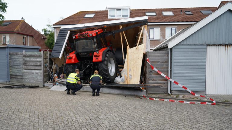 Onbemande trekker rijdt schuur in Egmond aan den Hoef binnen