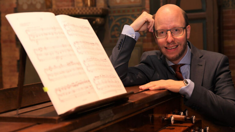 Improvisator Gerben Mourik geeft gratis orgelconcert in Sint-Agneskerk Egmond aan Zee π