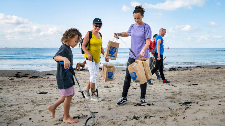 Boskalis Beach Cleanup Tour donderdag in Bergen aan Zee π