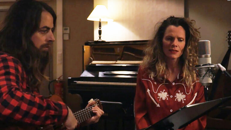 Front Porch Sessions: akoestische folksongs in Vredeskerkje Bergen aan Zee ๐