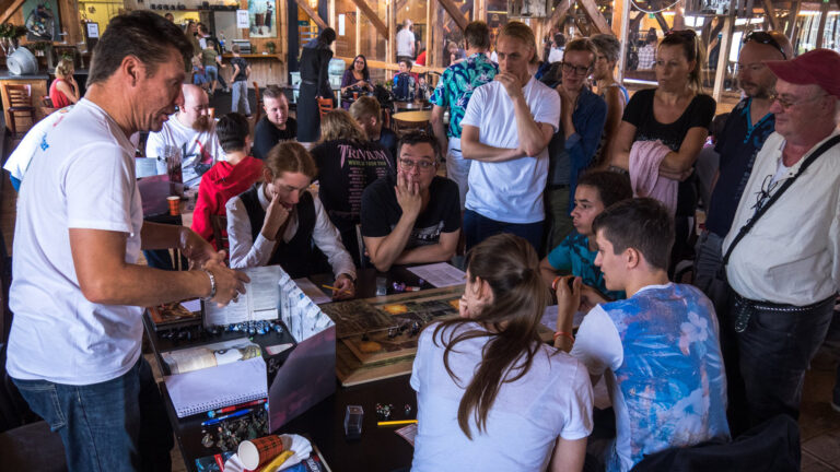 MoxCon bordspellenbeurs op 12 september terug in Museum BroekerVeiling 🗓