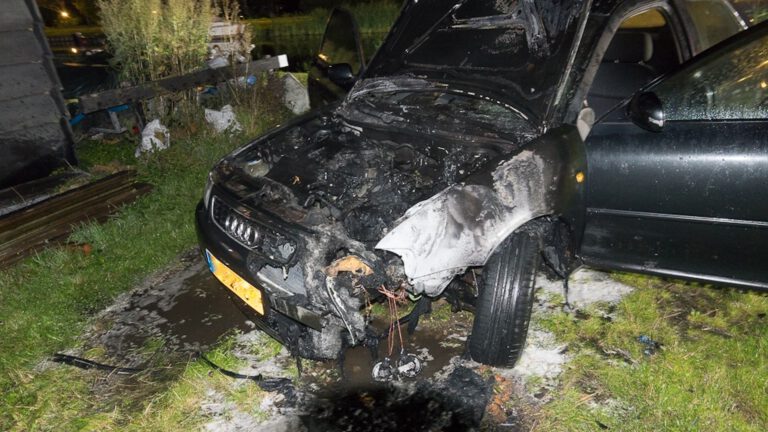 Autobrand langs Molenkade in Oudorperpolder snel onder controle