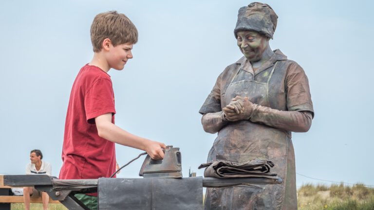 Levende standbeelden in winkelcentra Middenwaard en Broekerveiling 🗓