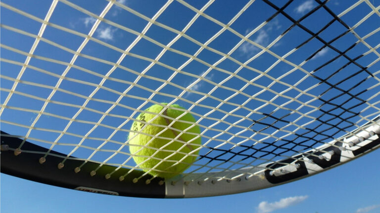Jong en oud kan kennismaken met de tennissport bij Tennisclub Schoorl ๐