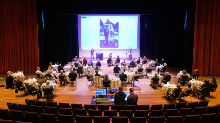 Gemeente Alkmaar zet zeventien diamanten echtparen in het zonnetje