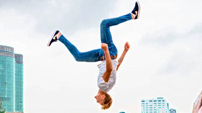 Freerunning clinics van Rutger Schipper in gymzaal van De Bonte Mol in Schermerhorn π