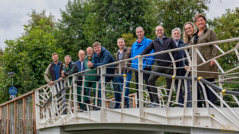 Brug in Daalmeerpad in Sint Pancras officieel geopend door wethouder Jongenelen
