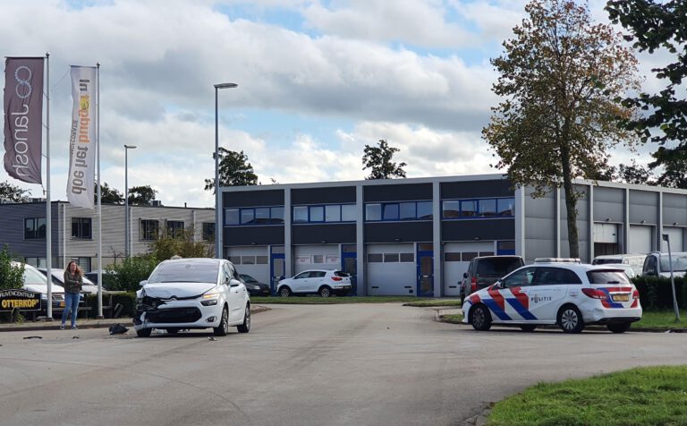 Veel schade bij botsing met vuilniswagen op de Otterkoog in Alkmaar