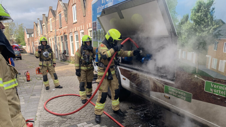 Vrachtwagen in Tuinstraat in brand: “Die steekvlam kwam wel twee huizen verder”