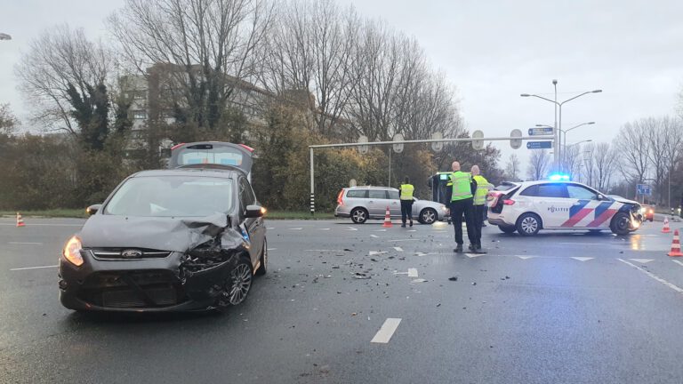 Politieauto met zwaailichten en sirene aangereden op Martin Luther Kingweg