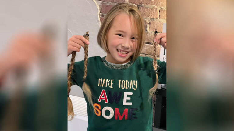 Schaar in Indy-Louise (7) voor donatie aan Stichting Haarwensen