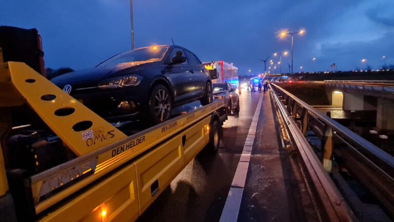 Vrachtwagen met pech en hagelbui leiden tot botsing vijf auto’s op N242