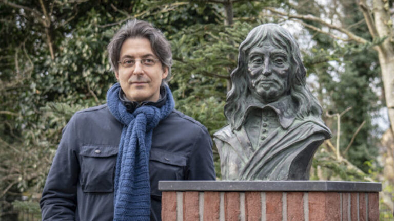 Beeldend kunstenaar Fabio Pravisani zaterdag aan de koffietafel in Huys Egmont 🗓