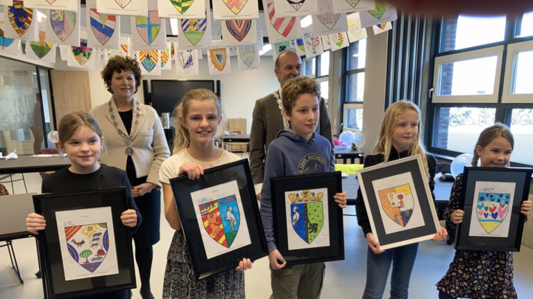 Carice, Dana, Fleur, Fynn en Maartje winnen ontwerpwedstrijd voor gemeentewapen Dijk en Waard