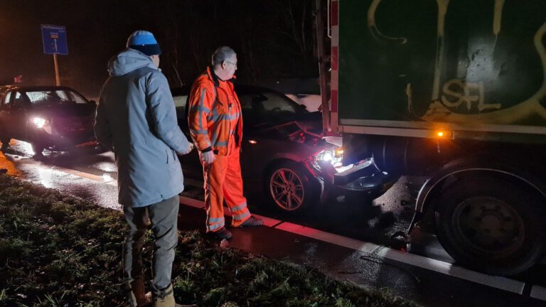 Kop-staartbotsing met twee auto’s en schaftkeet-aanhanger op Nollenweg in Alkmaar