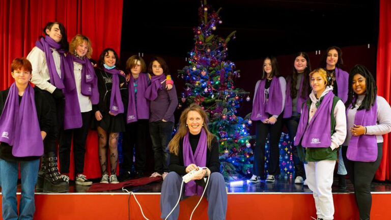 Alkmaar staat stil bij Paarse Vrijdag: “Juist als jongere kan het lastig zijn om jezelf te zijn”