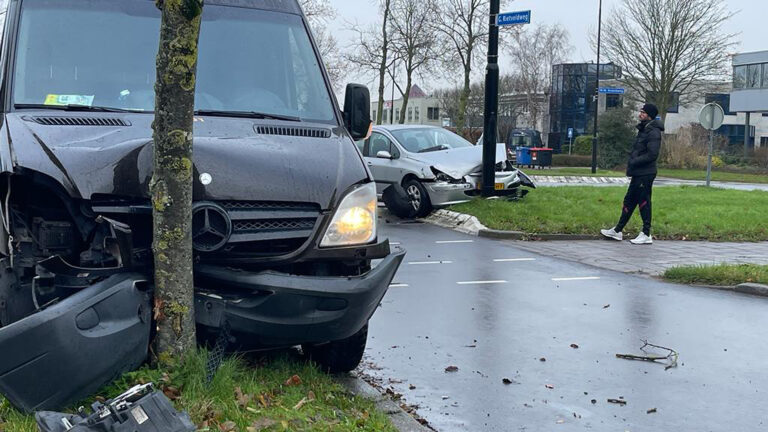 Veel blikschade bij botsing op G. Rietveldweg in Heerhugowaard