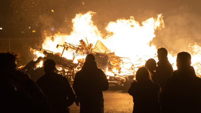 Veel mensen bijeen rond Nieuwjaarsvuren in Oudorp, politie geprovoceerd