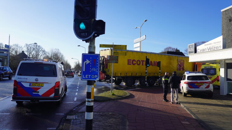Fietsster komt onder vrachtwagen op Kennemerstraatweg in Heiloo