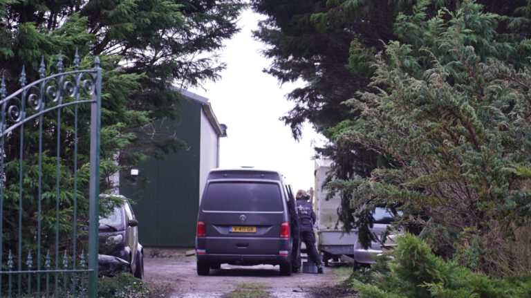 Pandeigenaar cokefabriek nu ook verdachte milieudelict: erf vol autowrakken