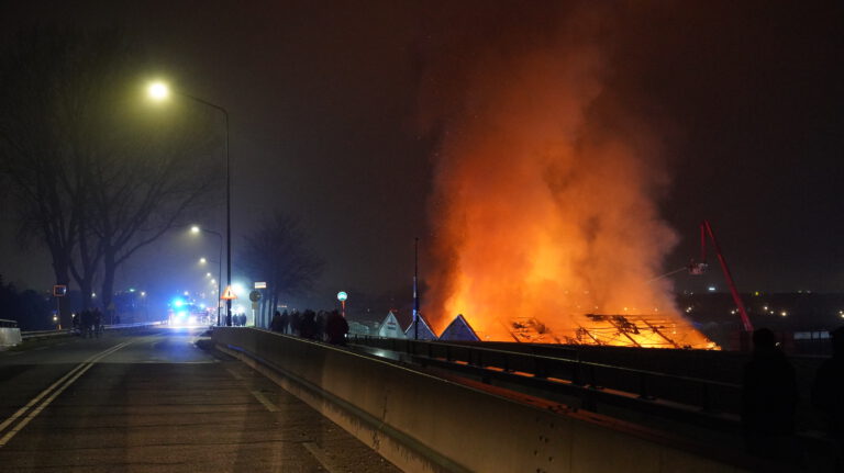 Twee loodsen door grote brand verwoest bij leliekweker aan Westdijk