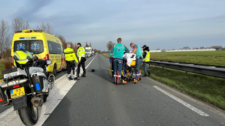 Motorrijder raakt gewond bij éénzijdig ongeval op N242