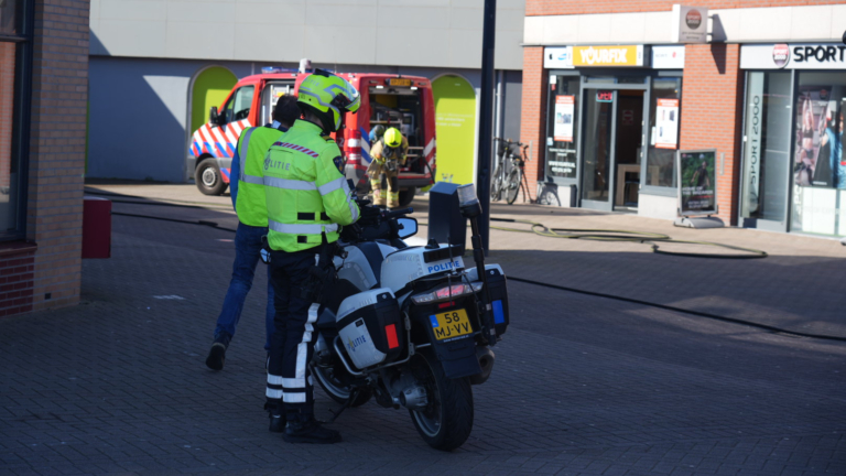 Brand in winkelcentrum Middenwaard: ‘Er hangt een zure, chemische lucht’