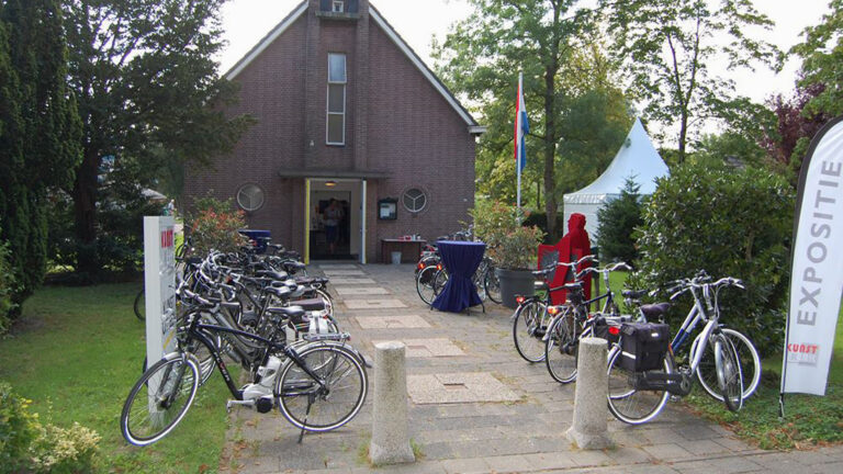 Expositie in Kunstkerk: Elly Berkhout- van Herwijnen en haar acrylschilderijen en monoprints