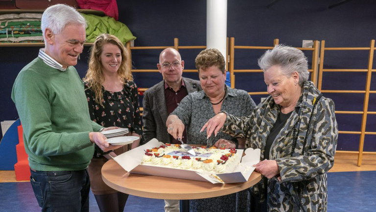 Wethouder Konijn trakteert bestuurders met definitief ontwerp kindcentrum Vroonermeer