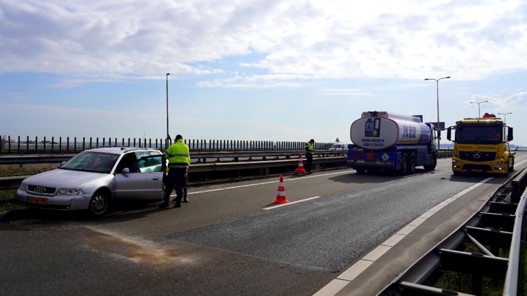 Aanrijding op N242, auto komt tot stilstand tegen vangrail