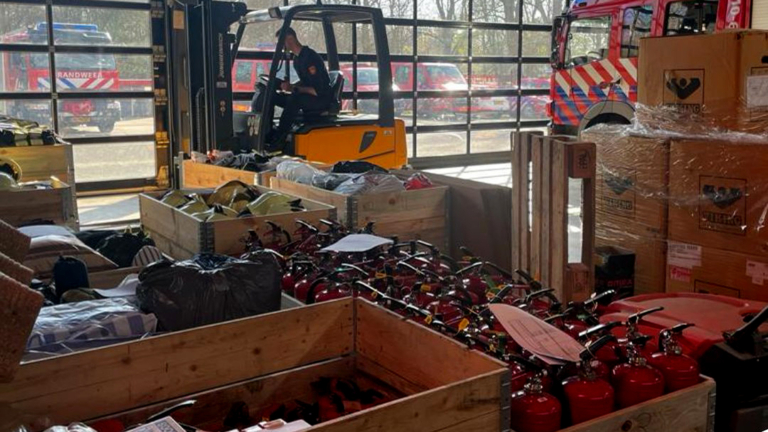 Veiligheidsregio stuurt vrachtwagen vol brandweerspullen naar Oekraïne