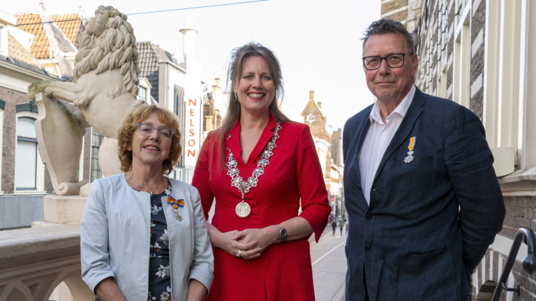 Koninklijke lintjes voor Anjo van de Ven en Ruud Ursem bij afscheid Alkmaarse raad