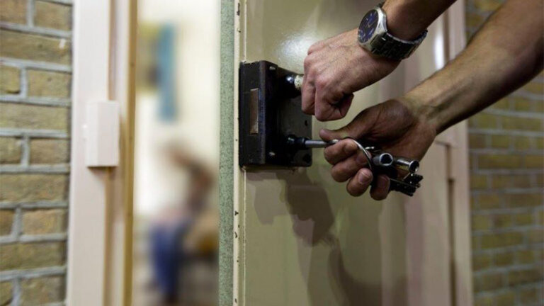 Politie tasert Alkmaarse winkeldief vanwege hevig verzet