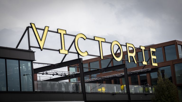 Janne Schra komt met nieuwe band naar Podium Victorie π