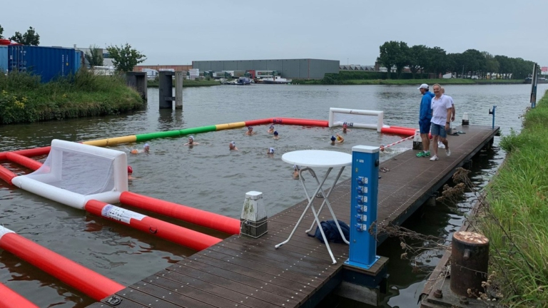 Zwemverenigingen Aquawaard en de Reuring slaan handen ineen: maak kennis met beachwaterpolo π