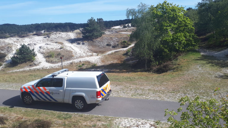 Container met strandvuil doorzocht bij Egmonds bedrijf in moordzaak Langenberg