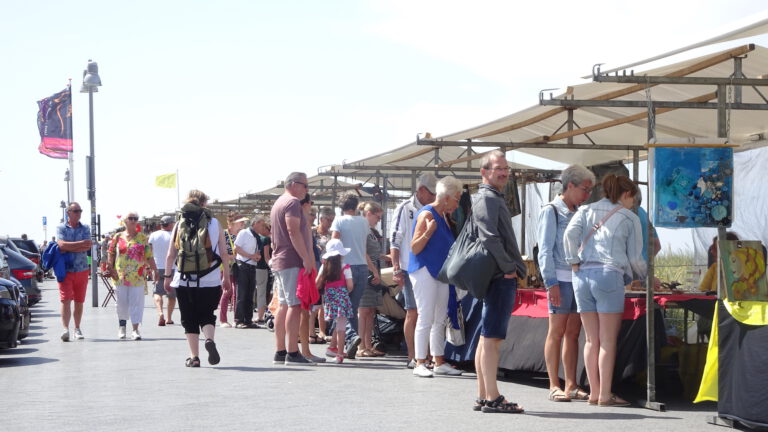 Zondag kunstmarkt op Boulevard Noord in Egmond aan Zee π