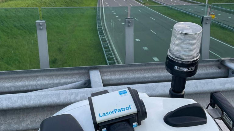Opnieuw rijbewijzen ingevorderd vanwege veel te hard rijden op N242