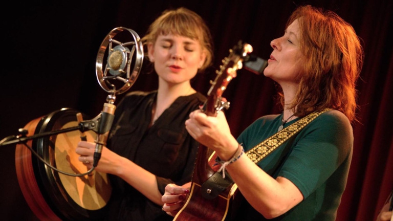 Zomer ingeluid met optreden folkduo The Lasses in Vredeskerkje Bergen aan Zee ๐