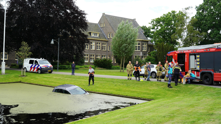 Automobiliste duikt met auto vijver Willibrordusstichting in