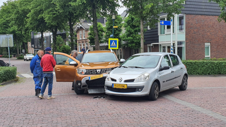 Flinke schade bij botsing op kruising Westerweg – Van Muijenweg