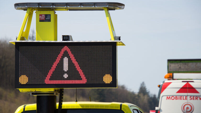 Automobilisten rijden weginspecteur bijna aan op rotonde Oosttangent