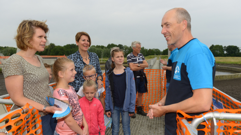 Open dag Alkmaarse rioolwaterzuivering: van poep en plas naar schoon water en biogas π