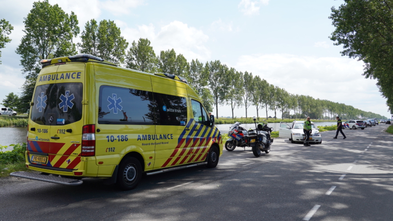 Vrachtwagen botst met personenauto op Boekelerdijk