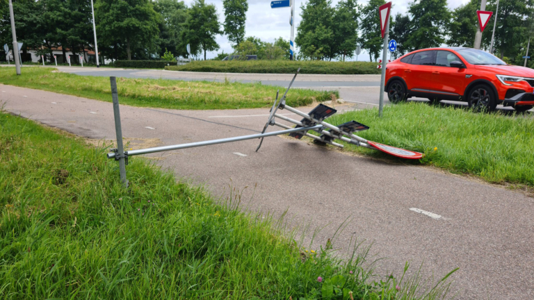 Vandalen leggen hek en verkeersborden op N243 en naastgelegen fietspad